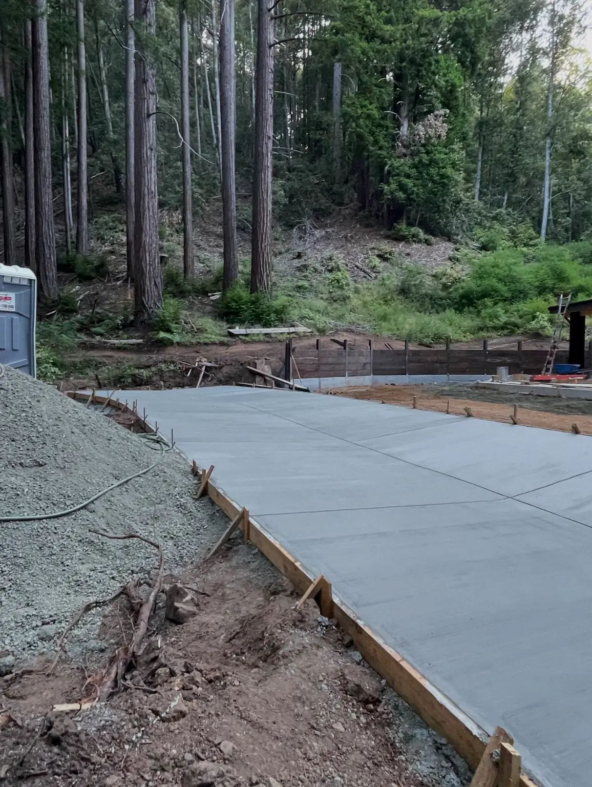 Canaleta de valle terminada después de colocar y acabar el concreto